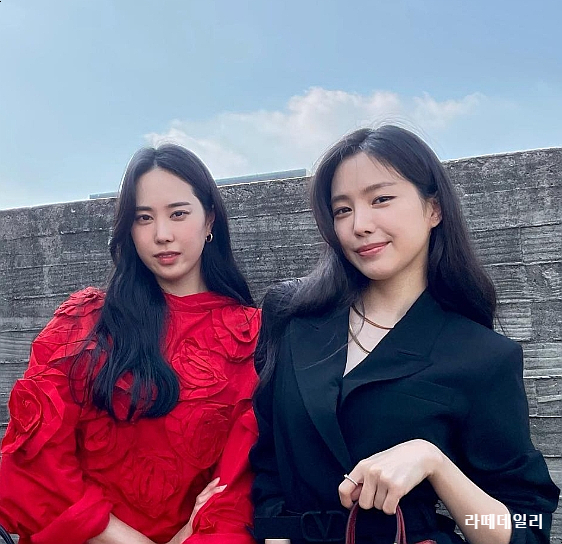 <b>손나은 모친상</b> 빈소 지키는 슬픈 현장, "동생 <b>손새은</b>과 함께 눈물로 ....