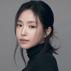 배우 손나은 모친상 비보… 프로골퍼 동생 손새은과 슬픔 속 빈소 지켜