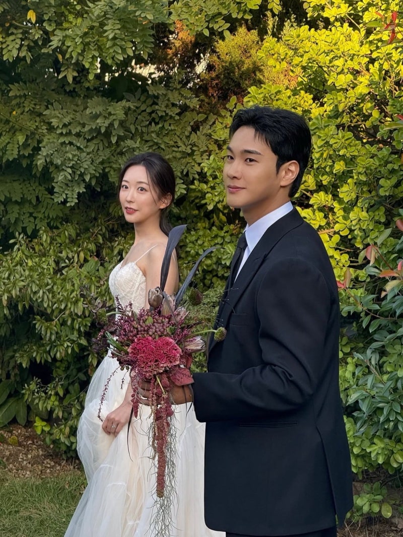 "앞으로도 쭉 잘 부탁해" 1주년에 웨딩 화보 꺼낸 나솔 23기 영숙과 27기 상철