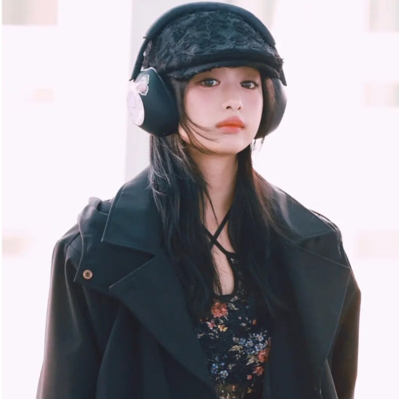"꽃무늬 스커트에 롱코트?" 베이비몬스터 아현의 반전 공항룩