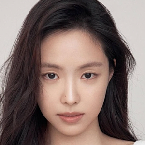 슬픔 속에 손잡은 손나은 손새은 자매, 모친상 속 깊은 애도물결과 안타까운 비보