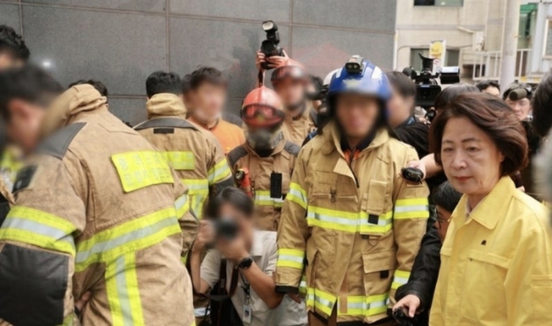 부천 공장 화재 심정지 소방관 끝내 사망...소방관 모욕 추미애는 사과 안 해