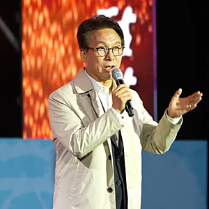 가수 공연 끊고 등장한 김민석…"민주당 행사냐" "정당 대표 갑질" 시끌