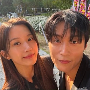 문가영♥허남준, 결혼식장에서 얼굴 맞댄 다정한 투샷'..15·13' 숫자에 담긴 뜻