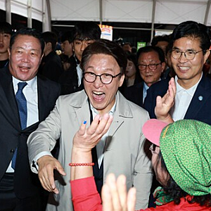 “정동영 고향이라 좋다”…민주당 김민석 대표, 가수 마이크 뺏고 무대 난입