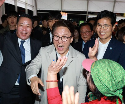 “정동영 고향이라 좋다”…민주당 <b>김민석</b> 대표, 가수 마이크 뺏고 ....