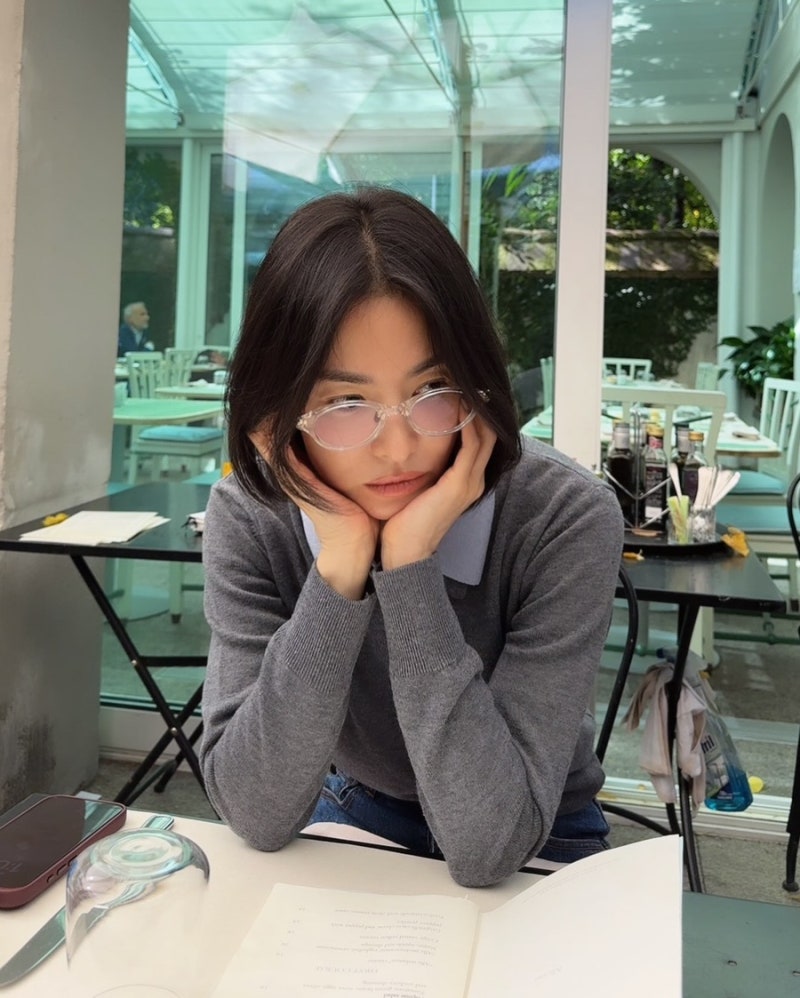 “송혜교도 이런 옷을 입네…” 청바지와 안경에 매치한 회색 니트의 정체