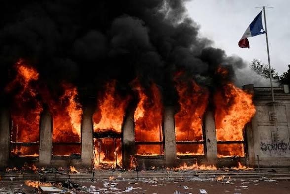 도시가 불탄다” 80만 명 거리로… 프랑스에서 시작된 분노, 이탈리아·벨기에까지 전소시키....