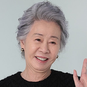 "우리끼리 조촐히 치렀습니다".. 80살 윤여정, 팔순 잔치에 오스카 트로피가 등장한 이유