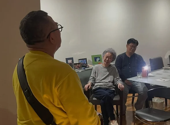 "화려한 호텔 대신 집에서 조촐하게"… 배우 <b>윤여정</b>, 오스카 트로피....