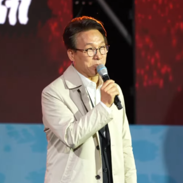"내 인삿말 먼저" 가수 <b>공연</b> 자르고 무대 올라 인사한 <b>김민석</b> 민주당....