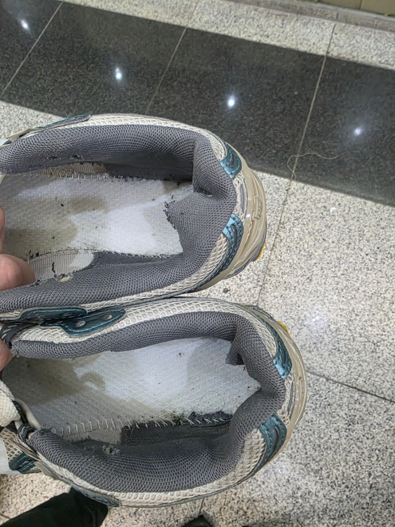 운동화 뒤꿈치 구멍 난곳 수선 세탁