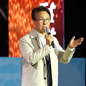 가수 공연 끊고 등장한 김민석⋯ "민주당 행사냐" "정당 대표 갑질" 논란 일파만파