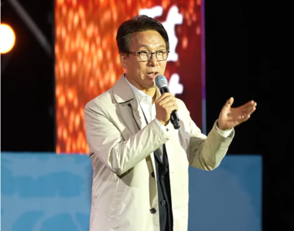 가수 공연 끊고 등장한 <b>김민석</b>⋯ "민주당 행사냐" "정당 대표 갑질" ....