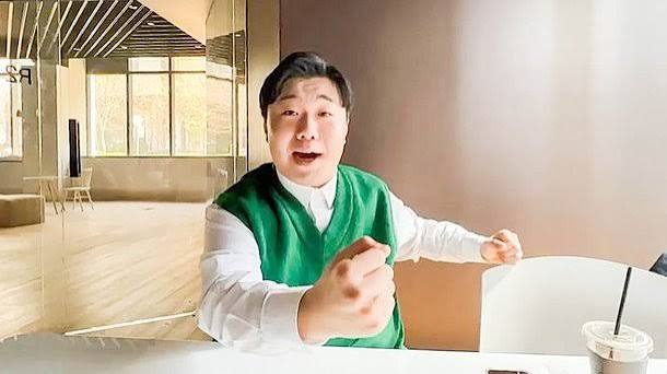 경기도청에 빨대 250개 주문한 남자… 정치인 목소리로 먹고사는 개....