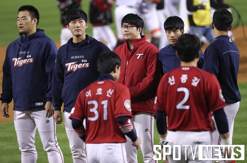 [충격] '1회 5득점 폭발' KIA 타이거즈, LG 꺾고 준PO 2연승! 플레이오프까지 단 '1승' 남았다!