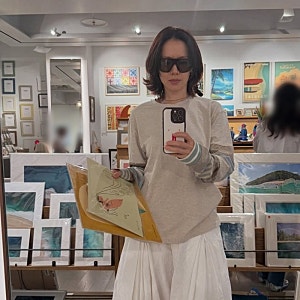 "이게 손예진 여행룩이라고?" 일본에서 포착된 뜻밖의 스타일