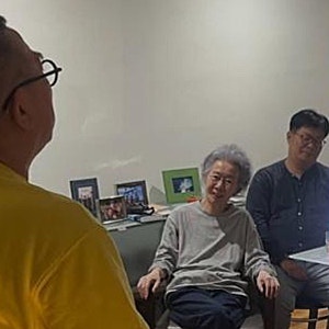 한국 최초 아카데미 여우조연상 여배우 윤여정, 자택에서 “소박한 팔순 잔치”