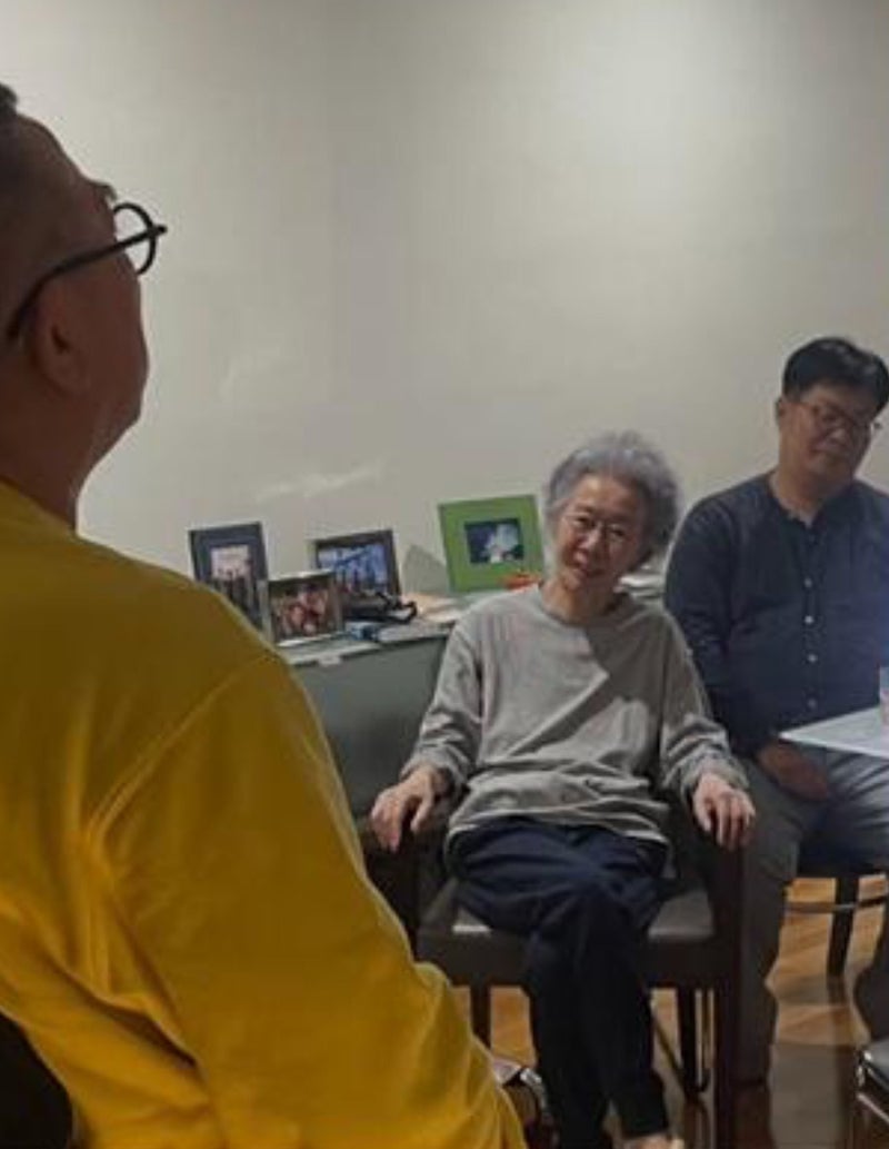 한국 최초 아카데미 여우조연상 여배우 윤여정, 자택에서 “소박한 팔순 잔치”