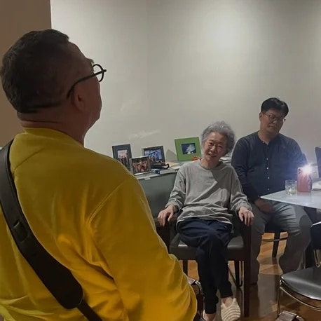 “윤여정 팔순 파티가 이렇다고?”…집에서 포착된 의외의 모습