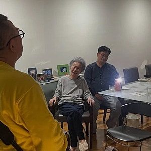 "우리끼리 조촐히 치른 팔순"…'80세' 대배우 윤여정, 자택 거실서 김수철 단독 기타 산조에 ....