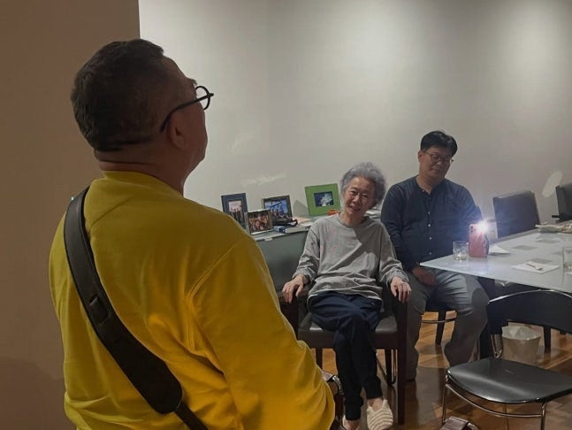 "우리끼리 조촐히 치른 팔순"…'80세' 대배우 윤여정, 자택 거실서 김수철 단독 기타 산조에 ....