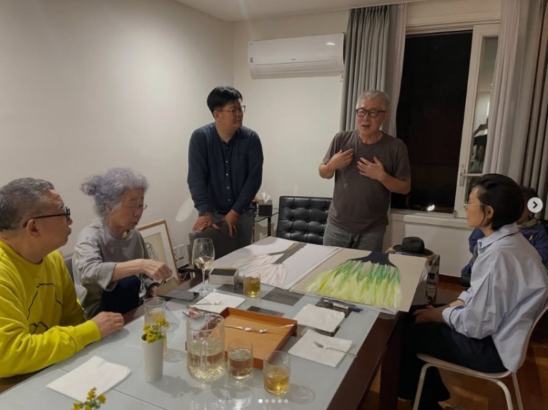 오스카 배우 윤여정의 팔순 잔치…김수철 기타 산조에 정현의 그림 선물까지