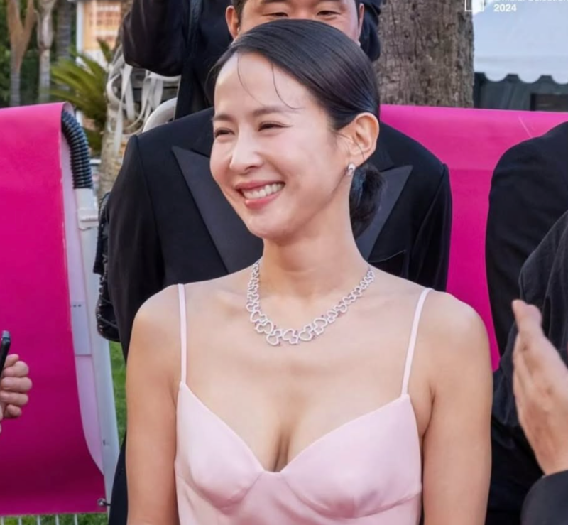"연기는 내 짝사랑인 줄 알았는데" 배우 조여정, 눈물의 수상 소감 뒤 숨겨진 트로피 기록들....