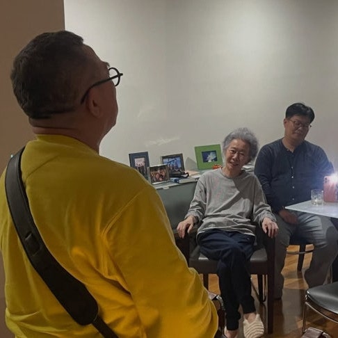 "우리끼리 조촐히 치른다더니"… 자택서 포착된 윤여정 팔순잔치 오스카 트로피