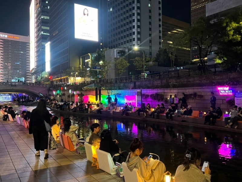 청계천 독서 서울야외도서관 후기 낮에는 책 읽고 밤에는 미디어아트까지