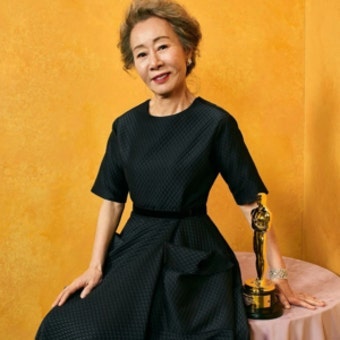 “1947년생 맞나요?” 오스카 여우조연상 윤여정, 화려한 파티대신 자택서 지인들과 소탈한 ....