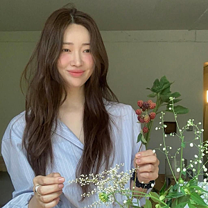 하정우 결혼 발표 사흘 만에 꽃다발 들고 활짝… 생일 맞은 차정원 예비신부의 행복한 근황