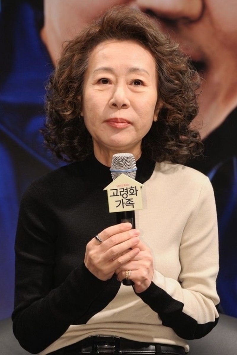 윤여정 근황·프로필·과거, 시상식 트로피 곁 팔순 식탁, 윤여정의 조촐한 자택 파티