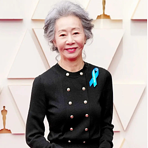 윤여정, 자택서 조촐한 팔순 모임..기타 산조부터 오스카 트로피까지