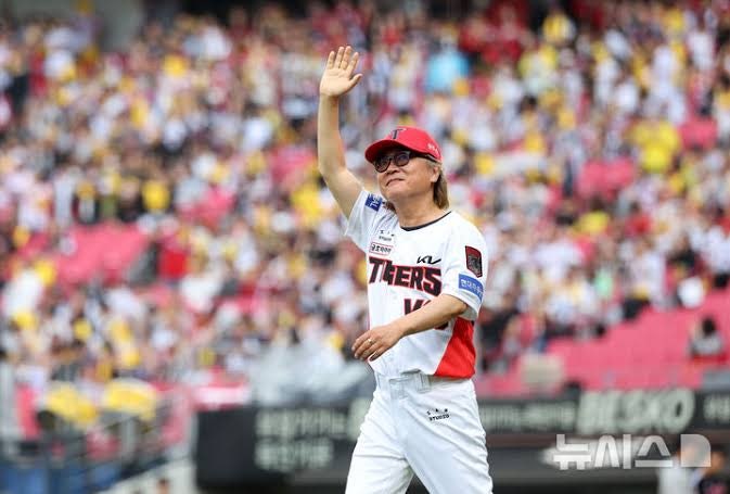 [현장 포착] 배우 김의성의 통쾌하고 날카로운 개념 시구 현장! ⚾