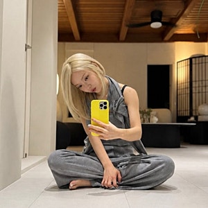 초아, 혼자 사는데 ‘2.5톤 트럭 2대’…이사 마친 새집 거실 보니