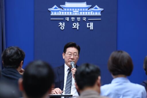 이재명 <b>대통령</b>, 박살난 코스피에 "급격히 올랐으니 조정 불가피"
