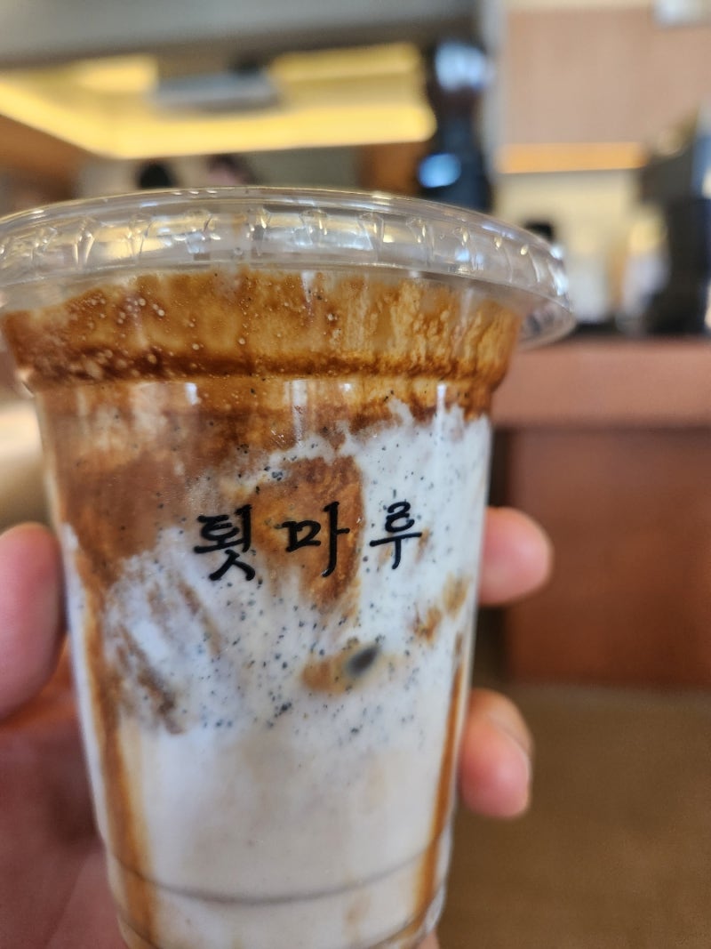 강릉 맛집 추천 툇마루 중앙시장점! 한 시간 줄 안 서고 인생 흑임자 커피 먹은 후기
