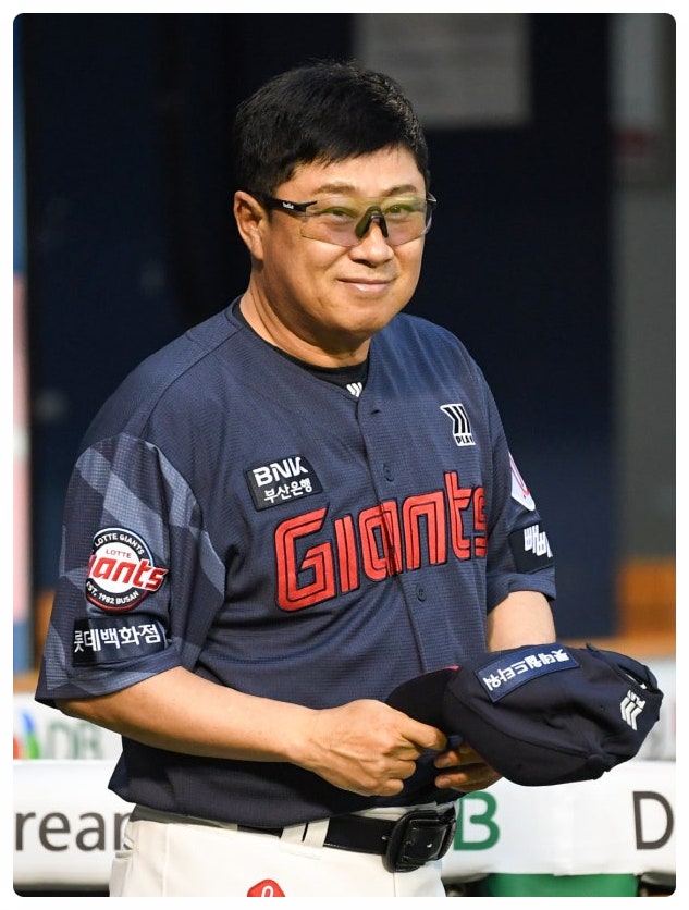 롯데 미뤄지는 감독 선임, 김태형 감독 재계약을 고려한 것 때문일까?