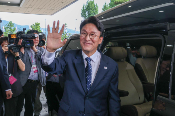 “<b>응급</b>환자 전용인데”…순직 소방관 조문한 <b>김민석</b>, 차량 30분 주....