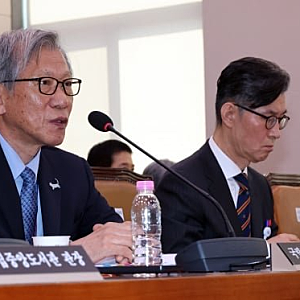 유홍준 국중박 관장 국감 사과, 친일파 글씨 셀프 출품 논란