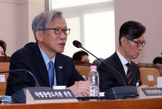 <b>유홍준</b> 국중박 관장 국감 사과, 친일파 글씨 <b>셀프 출품</b> 논란
