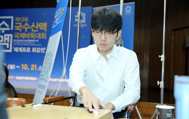 [<b>국수산맥 국제바둑대회</b>] 나홀로 4강 신진서 "우승해서 돌아가겠다"