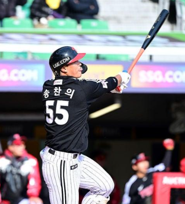 "홈런보다 더 아팠다" LG 송찬의가 웃지 못한 가을야구 이유는? 실책 하나가 보여준 진짜 성장....