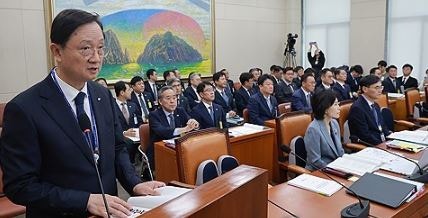 이찬진 금감원장 “솔리다임 중복상장 판단…SK하이닉스에 우려 전달 검토”