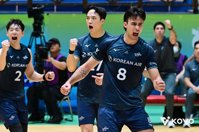 “옛 감독 앞에서 3-1 완승!” 대한항공, 케트진스키 28점 폭발 <b>삼성</b>....