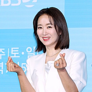 58세 윤유선, 수면마취도 거부했다는데… 성형 대신 택한 피부관리법 뭐길래