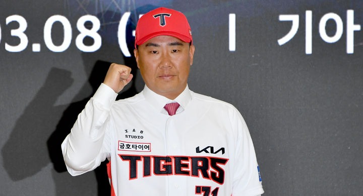 KIA 준<b>PO</b> 2연승, <b>이범호</b> 감독 '선발 순서도 다 계산된 거였다'