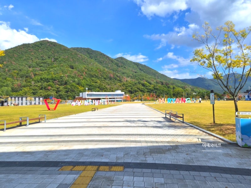부산근교 1시간거리 3살에서 8살 아이들 가기 좋은 밀양선샤인테마파크 놀이터, 카페위치, 네....