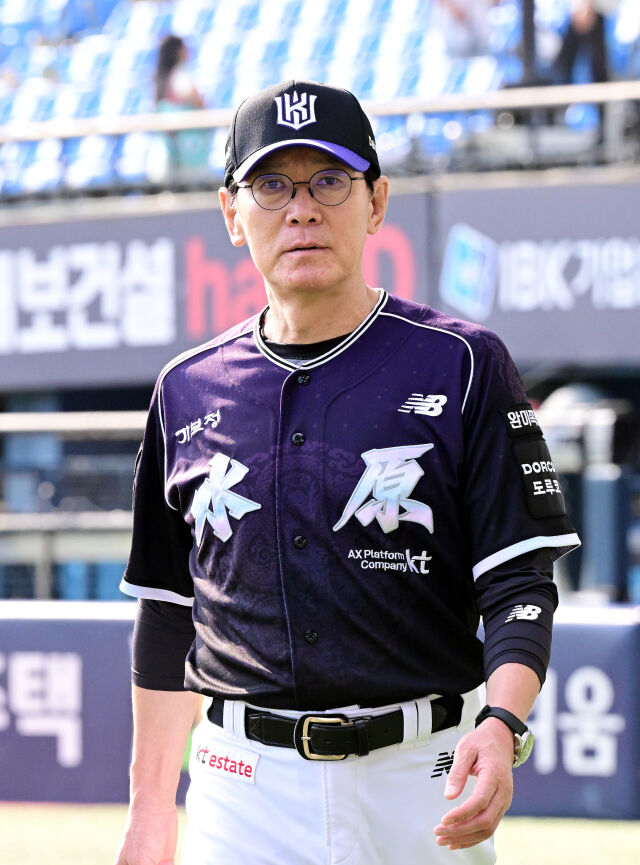 <b>이강철 감독</b> <b>KT</b> <b>재계약</b>, 계약금 10억 포함 총액 34억원